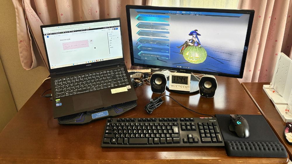ブログ編集画面を開いたノートPCとPSO2NGSを表示した外部モニターが並ぶデスク環境
